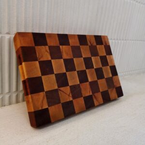 Billot en bois de bout en hêtre et sipo 30x21cm / Motif Damier / Poignées