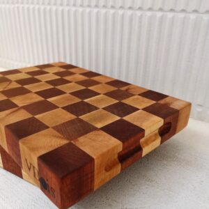 Billot en bois de bout en hêtre et sipo 30x21cm / Motif Damier / Poignées