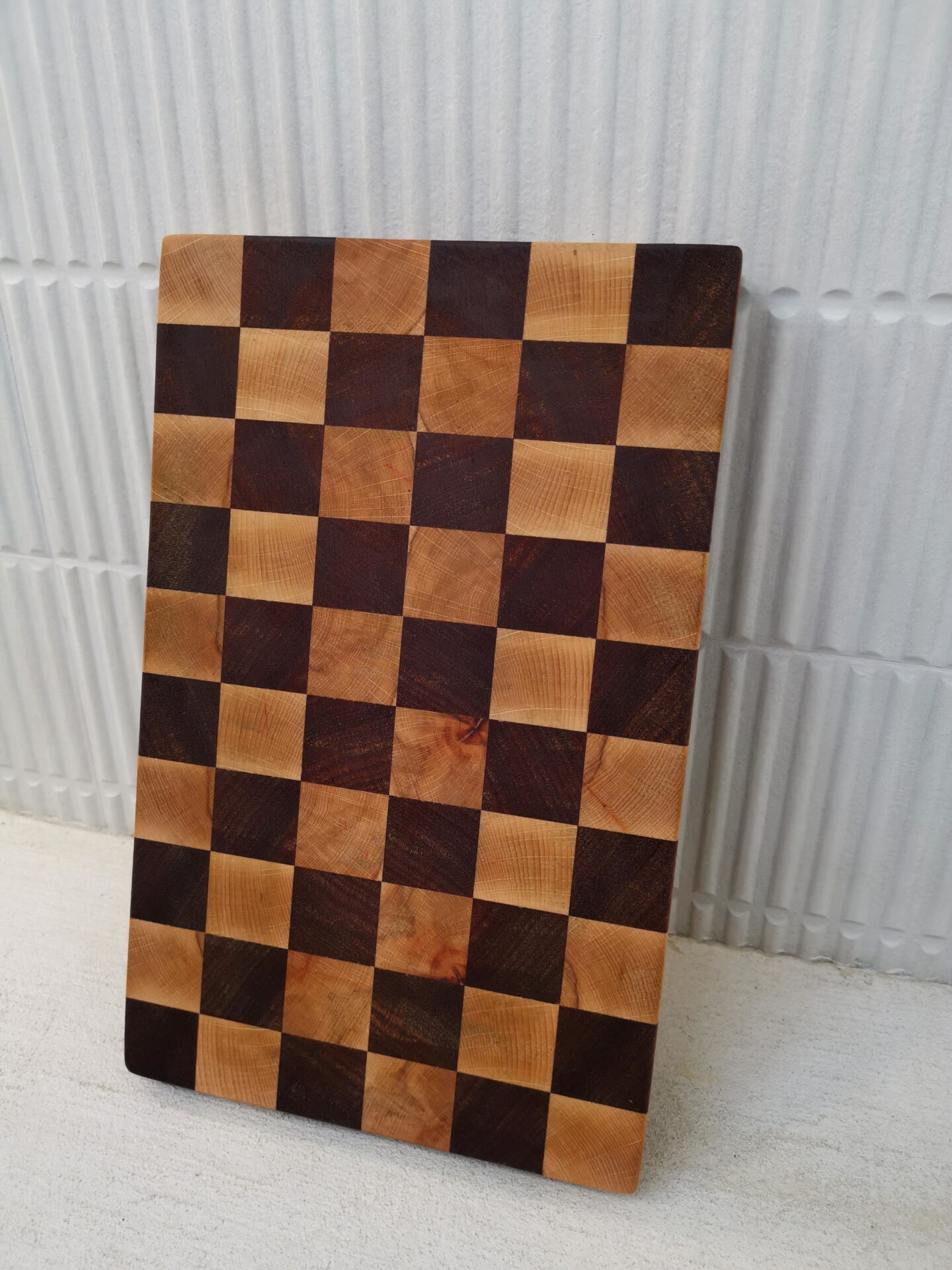 Billot en bois de bout en hêtre et sipo 37x23cm / Motif Damier / Poignées – Image 3