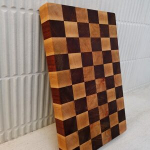 Billot en bois de bout en hêtre et sipo 37x23cm / Motif Damier / Poignées
