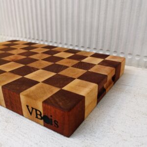 Billot en bois de bout en hêtre et sipo 37x23cm / Motif Damier / Poignées
