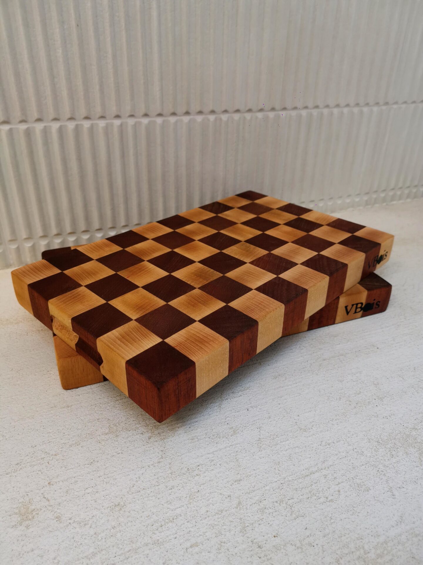 Billot en bois de bout en hêtre et sipo 37x23cm / Motif Damier / Poignées – Image 4