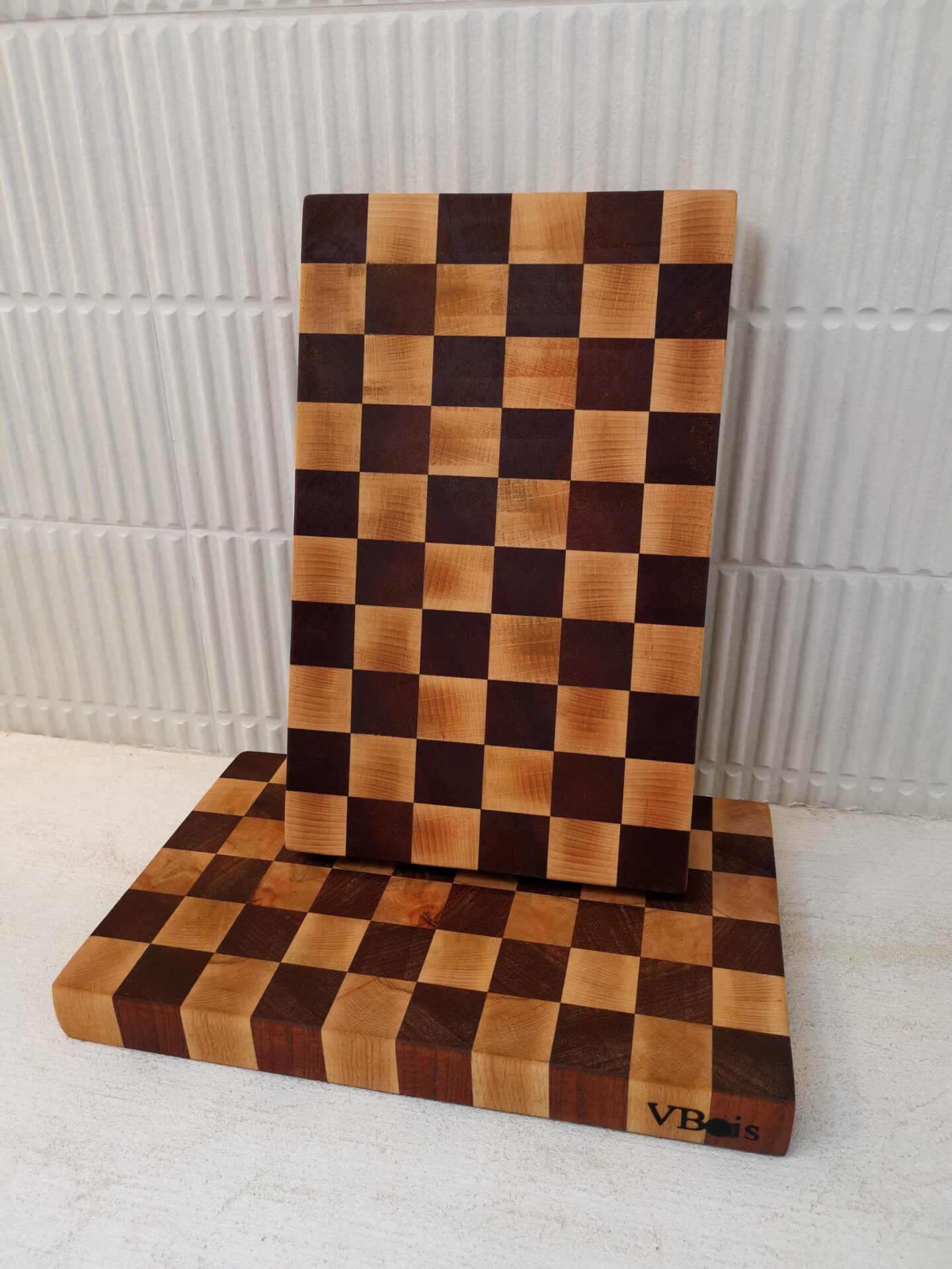 Billot en bois de bout en hêtre et sipo 37x23cm / Motif Damier / Poignées – Image 5