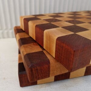 Billot en bois de bout en hêtre et sipo 30x21cm / Motif Damier / Chanfrein