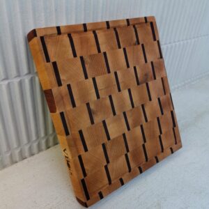 Billot en bois de bout en hêtre et sipo 29x26cm / Motif Escalier / Poignées / Goulotte