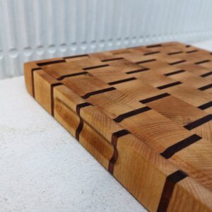 Billot en bois de bout en hêtre et sipo 29x26cm / Motif Escalier / Poignées / Goulotte