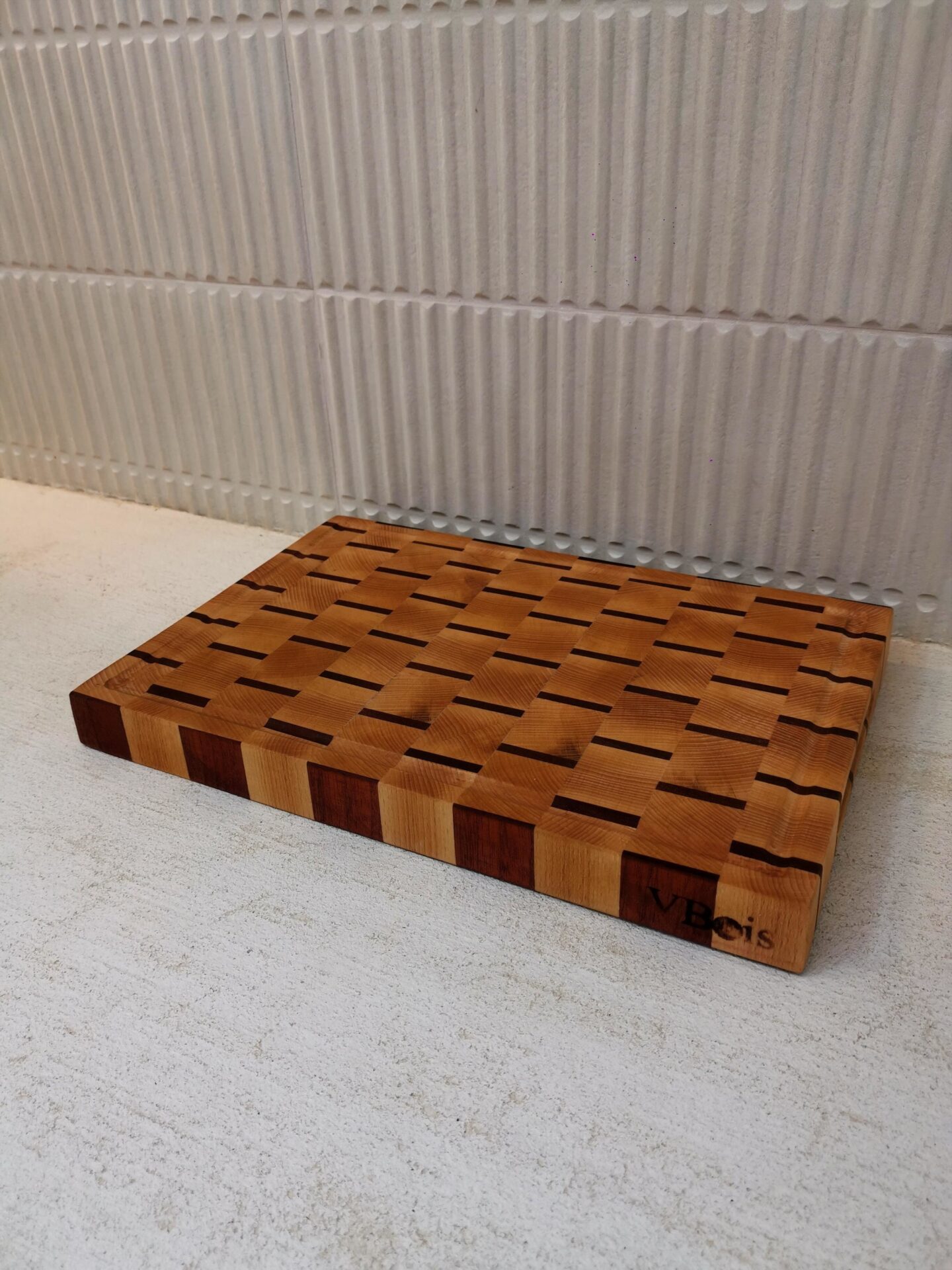 Billot en bois de bout en hêtre et sipo 37x25cm / Motif Escalier / Poignées / Goulotte – Image 3