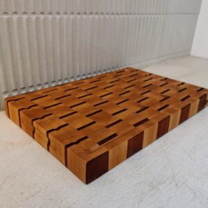 Billot en bois de bout en hêtre et sipo 37x25cm / Motif Escalier / Poignées / Goulotte