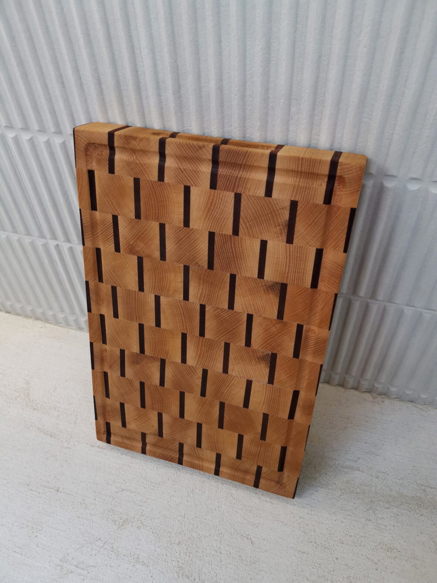 Billot en bois de bout en hêtre et sipo 37x25cm / Motif Escalier / Poignées / Goulotte – Image 7