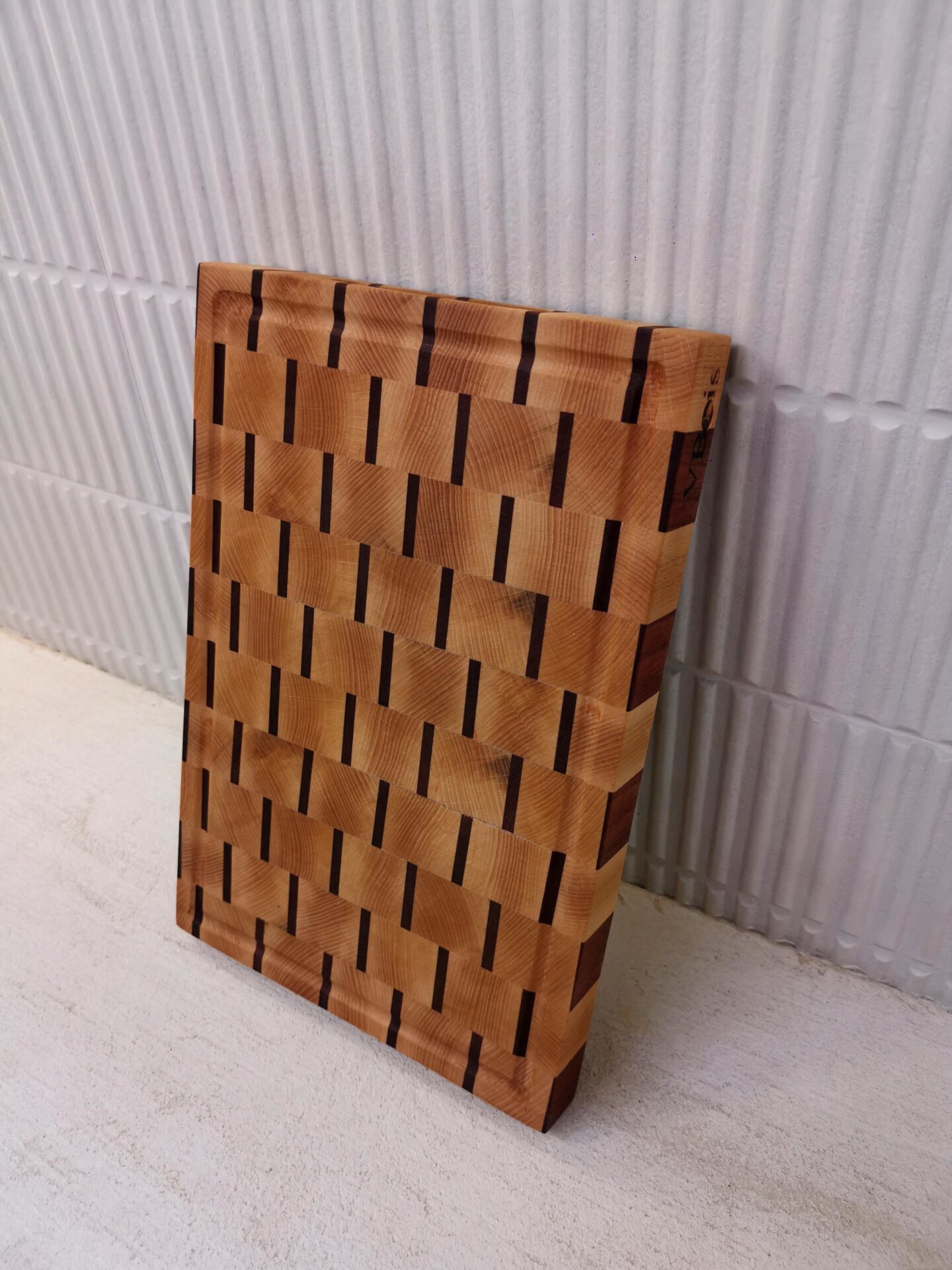 Billot en bois de bout en hêtre et sipo 37x25cm / Motif Escalier / Poignées / Goulotte – Image 4