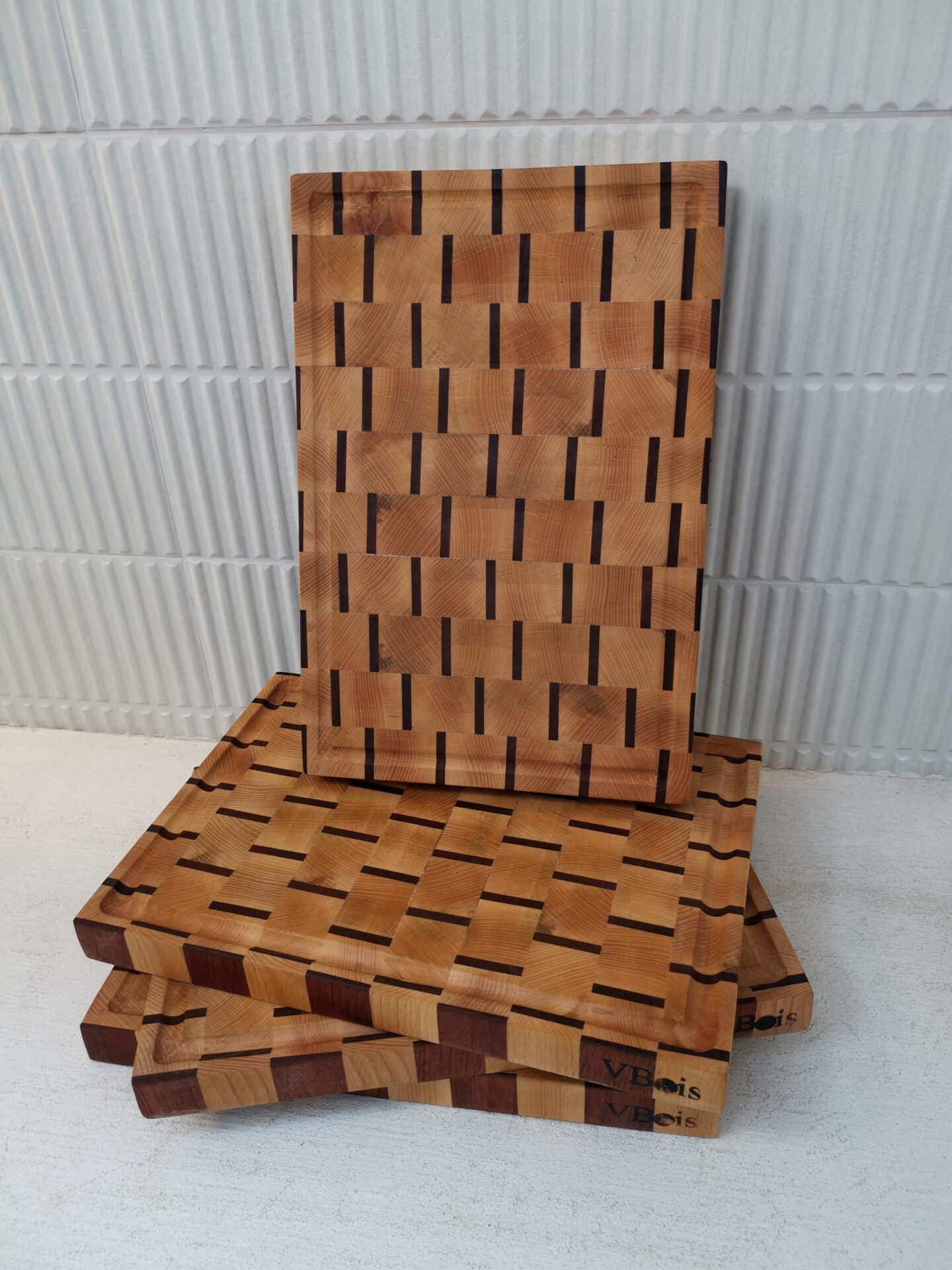 Billot en bois de bout en hêtre et sipo 37x25cm / Motif Escalier / Poignées / Goulotte – Image 5