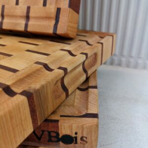 Billot en bois de bout en hêtre et sipo 37x25cm / Motif Escalier / Poignées / Goulotte
