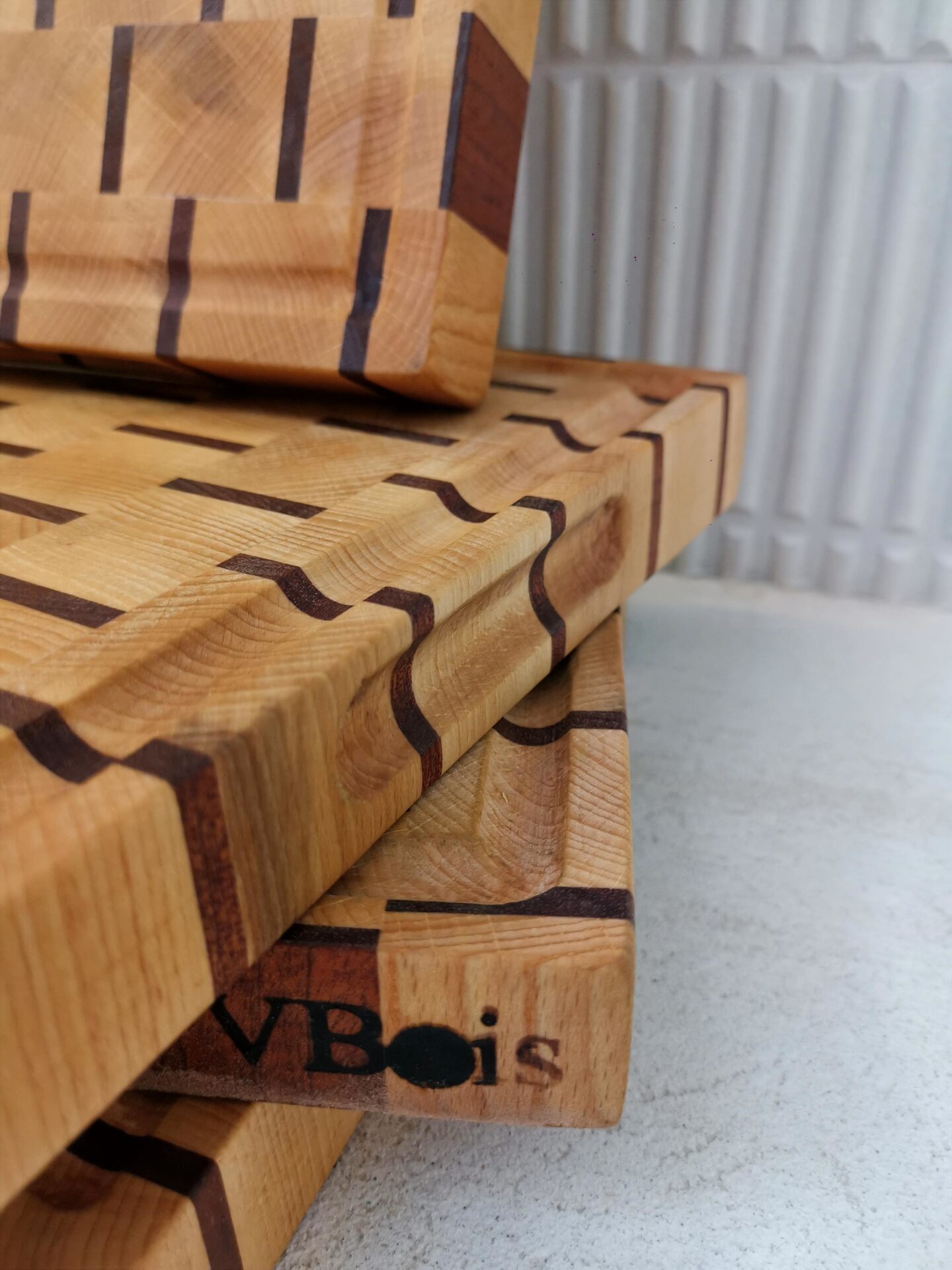 Billot en bois de bout en hêtre et sipo 37x25cm / Motif Escalier / Poignées / Goulotte – Image 2
