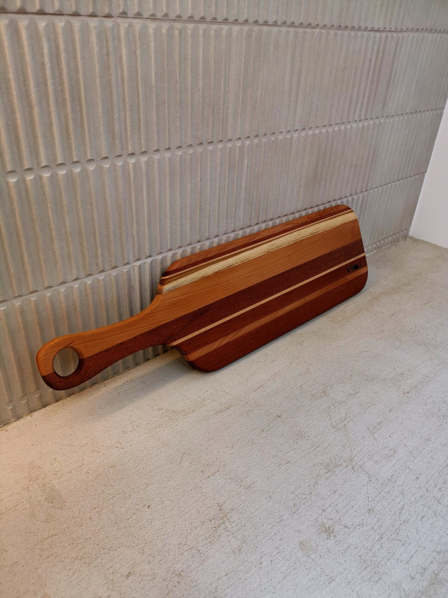 Planche apéro en hêtre, sipo et teck 69x19cm – Image 3