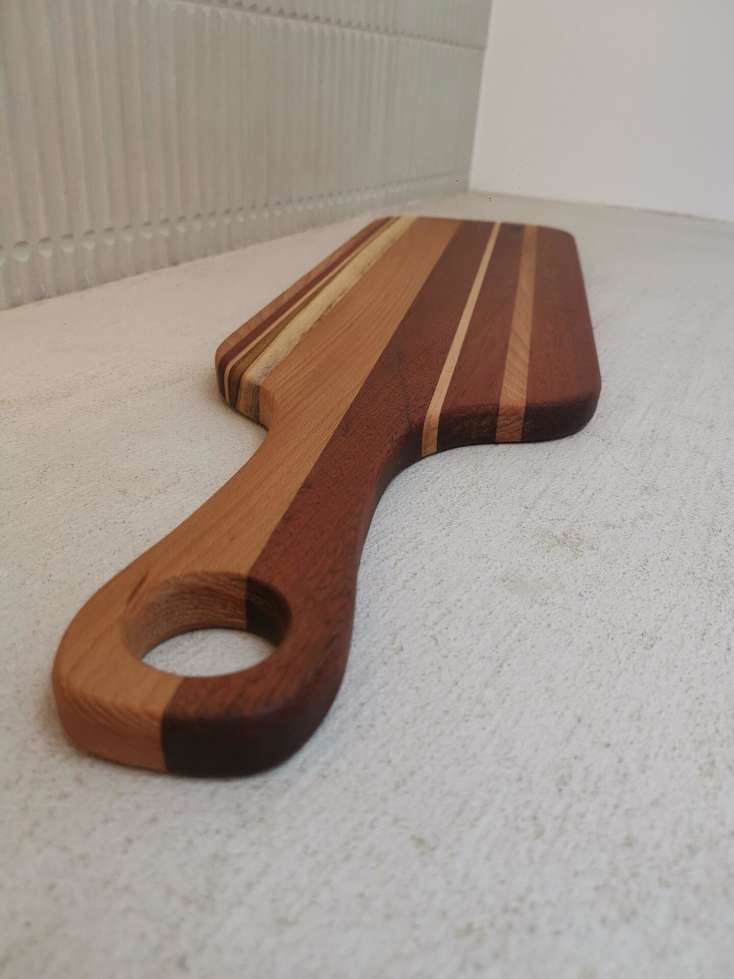 Planche apéro en hêtre, sipo et teck 69x19cm – Image 4