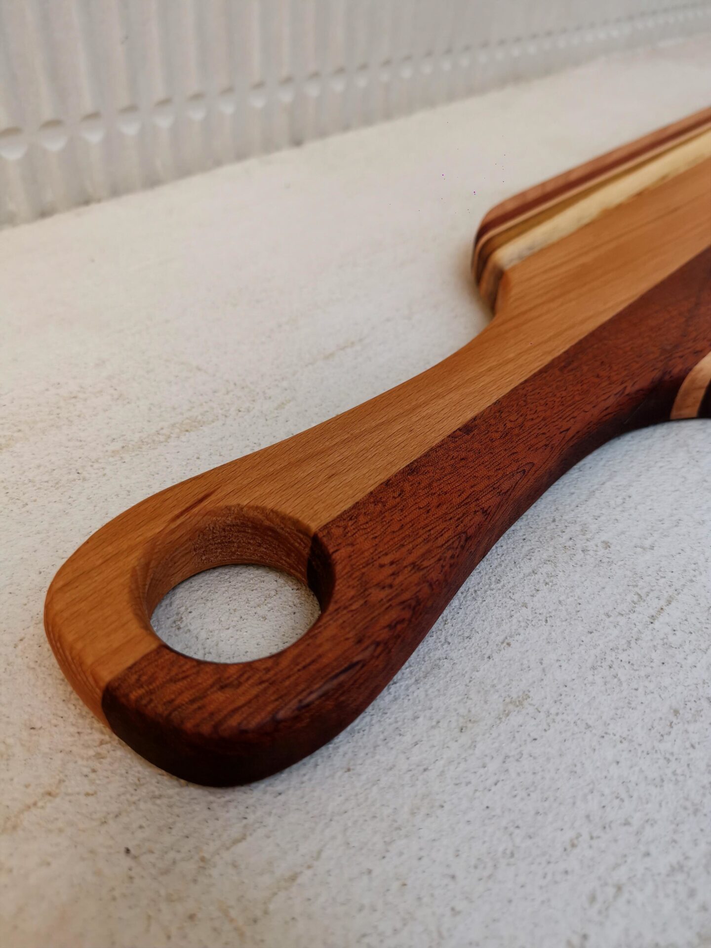 Planche apéro en hêtre, sipo et teck 69x19cm – Image 2