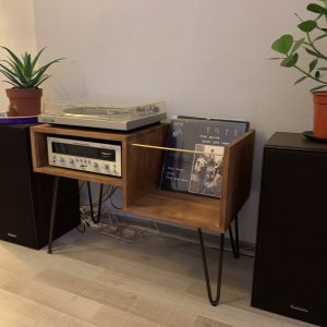 Meuble vinyle en chêne lamellé collé, pieds en fer forgé