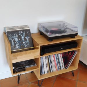 Meuble vinyle en chêne lamellé collé, pieds en fer forgé