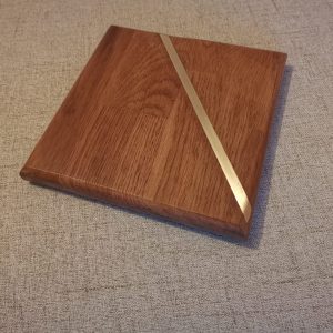 Dessous de plat en hêtre, insert laiton