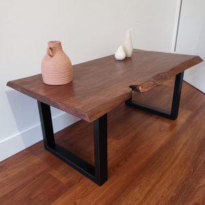 Table basse en chataignier teinté, insert en laiton