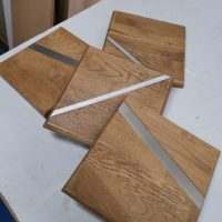 Dessous de plat en hêtre, insert chromé