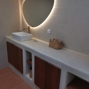Meuble de salle de bain en béton cellulaire, façades en sipo