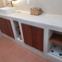 Meuble de salle de bain en béton cellulaire, façades en sipo