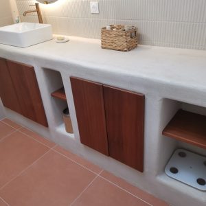 Meuble de salle de bain en béton cellulaire, façades en sipo