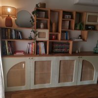 Bibliothèque en hêtre lamellé collé, façades en MDF et toile de jute
