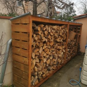 Abri à bois de chauffage en pin