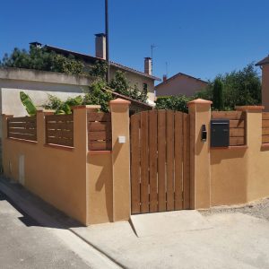 Bardage et portillon en pin
