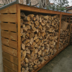 Abri à bois de chauffage en pin